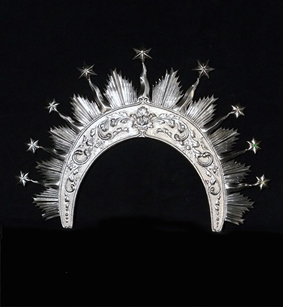 Diadema de plata: Anónima (1896)