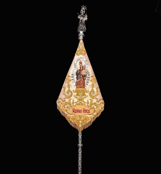 Guion de la Juventud: Orfebrería: Alberto Quirós; Bordado: Domingo Fernández; Imaginería: José Manuel Mesa Ocaña (2019)